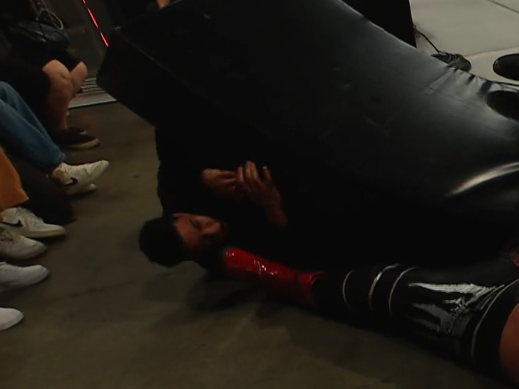 SubToSlamX's tweet photo. SPEAR THROUGH THE BARRICADE

The extra took a boot to the face 😅

#WWEClash https://t.co/PSDPahdGpP