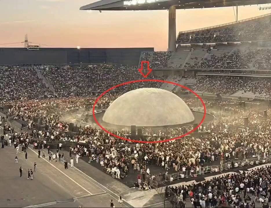 engozkann's tweet photo. Bayramın son günü İstanbul çok önemli konserlere imza attı. İstanbul Atatürk Olimpiyat stadı'nda 120.000 kişi Rap sanatçısı Kanye West'i, Beşiktaş Vodafone Arena'da ise 40000 kişi, belki de dünyanın en popüler, en güzel seslerinden biri olan Andrea Bocelli'yi dinledi, eğlendi.

Bocelli'yi ilk defa canlı dinleme fırsatı buldum. Gerçekten müthişti. 

Kanye West konserinde ise, 120000. katılım ile dünya rekoru kırılmış. Biletler birkaç gün icinde tükenmiş.

Türkiye'nin her anlamda gerçek gündemi ile siyaset kurumunun gündemi çok farklı. Klişelerin, şablonların, ezberlerin ötesine geçebilecek bir yapıyı kurabilecegimizi düşünüyorum. 

Nice bayramlara...