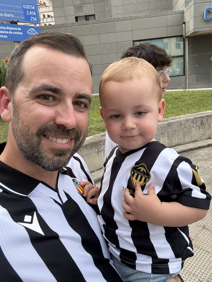 cyclingCs's tweet photo. Algunos van a tener la suerte de vivir un playoff de ascenso a primera división antes de cumplir 2 años de vida… para otros será el primero en 40 años. 💪🏻💪🏻💪🏻💪🏻 Pero la pasión por este escudo es la misma para todos ⚪️⚫️ A seguir peleando @CDCastellon https://t.co/Kiz6zoPhAa