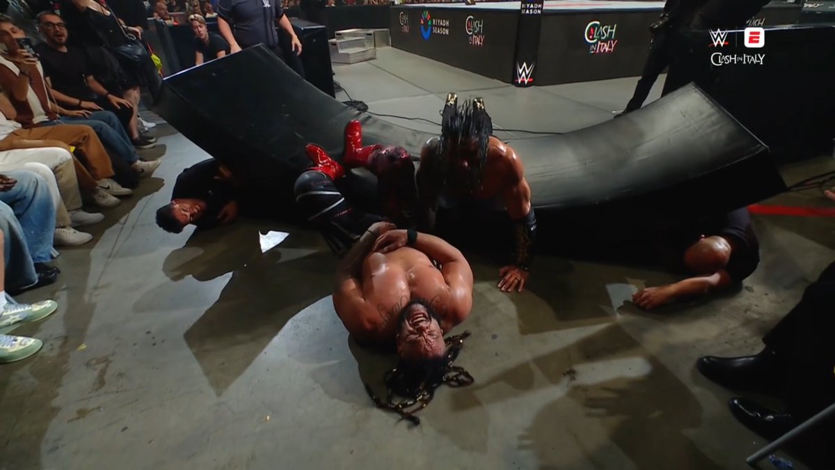 RomanRSource's tweet photo. #RomanReigns #RomanEmpire #TribalChief #HeadoftheTable #WWE #WWEClash https://t.co/Foc2yk38s2