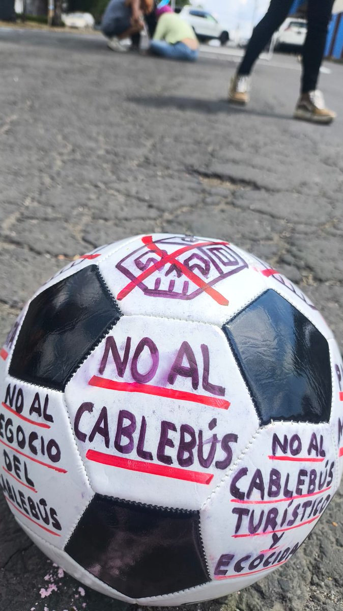 ladobemx's tweet photo. @Qu3tzal Se armó la cascarita anticablebús afuera de la Secretaría de Movilidad del @Gob_Puebla 

@Qu3tzal https://t.co/eU5rFlvWFD