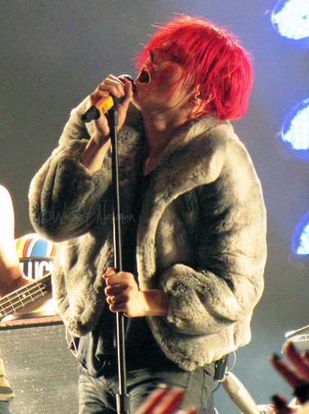 notabikethief's tweet photo. wait why don't we ever discuss the party poison fur coat https://t.co/vWvKIVYI26