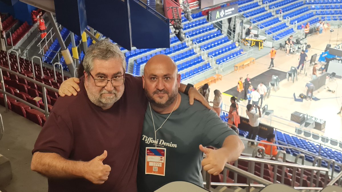 juancvillena's tweet photo. Si no me falla la memoria mi primer partido en el Palau fue en 1999. Me impresionaba ver a los referentes que escuchaba por la radio. Allí estaba @SAISO1 con el micro amarillo de la SER. Durante estos 27 años SIEMPRE tuvo un trato excelente conmigo. Te echaré de menos crack ❤🎙 https://t.co/4aKVp1PpsM