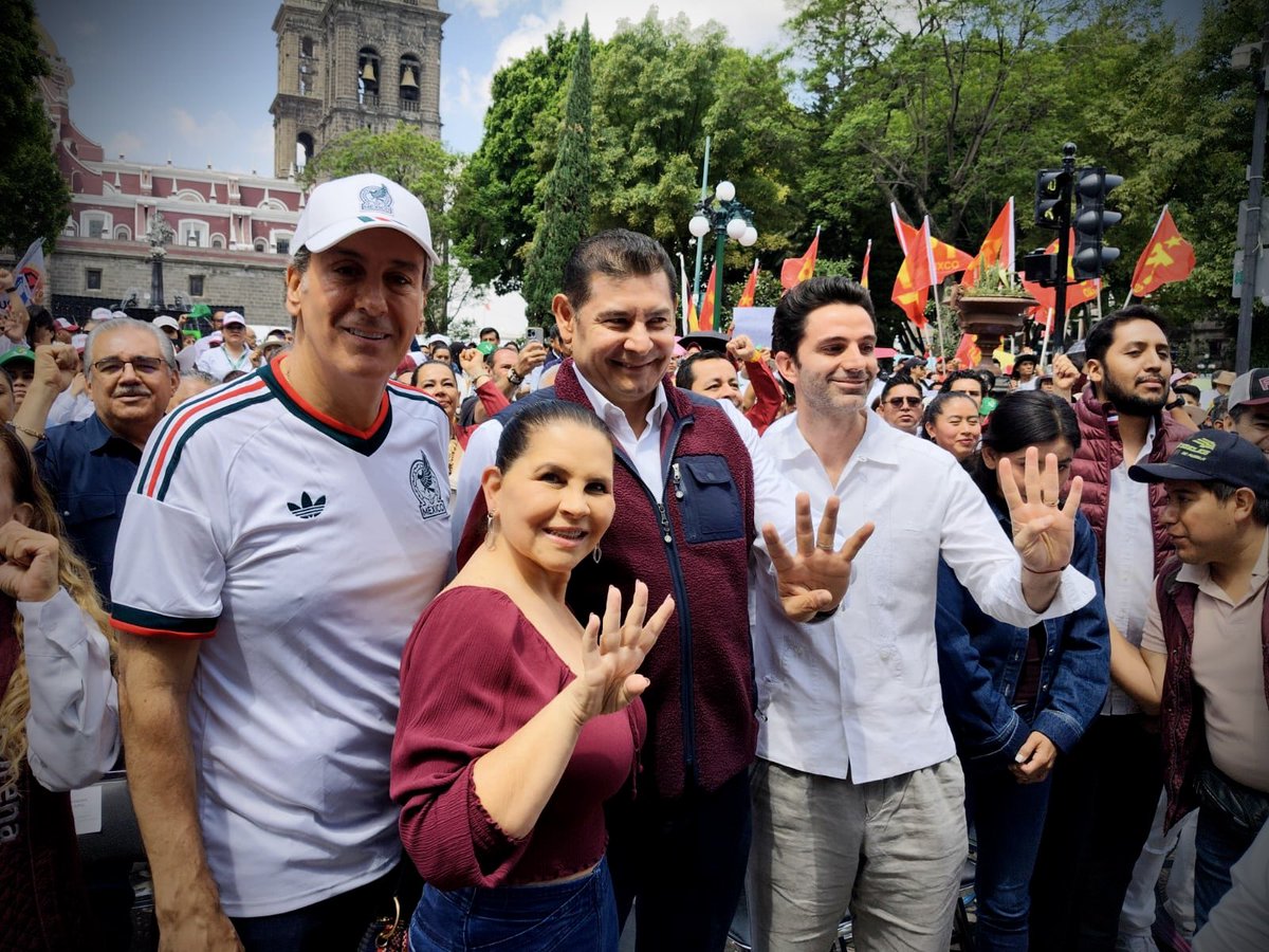 NormaLayon's tweet photo. Hoy acompañamos a nuestra presidenta, la Dra. @Claudiashein , en el Zócalo de Puebla, donde compartió su mensaje por los “2 Años del Triunfo”. 🇲🇽✨

Con honestidad, resultados y amor al pueblo, seguimos construyendo un México más justo y con mayores oportunidades para todas y todos.

#ClaudiaDaResultados #PorAmorAPuebla