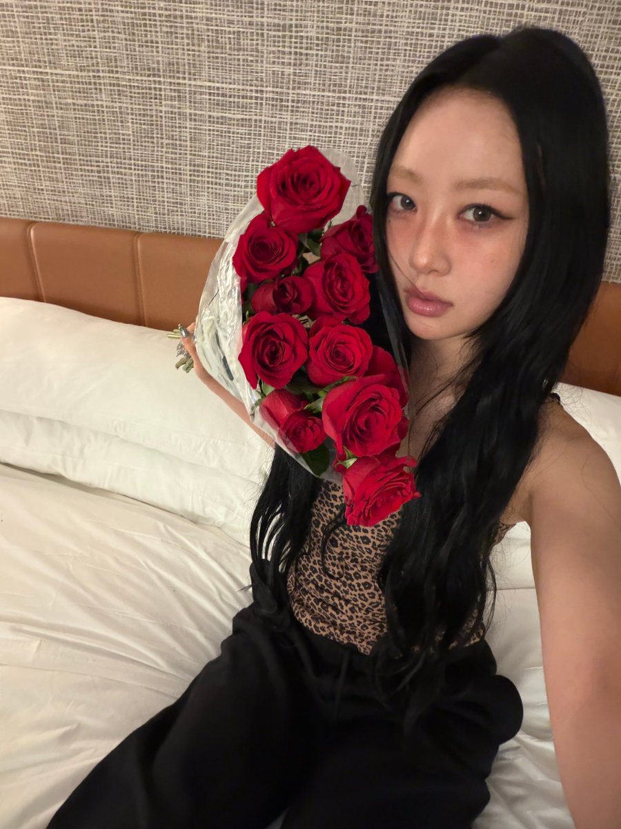YVES_BRASIL's tweet photo. Yves no 💌: 

🍎: Quero conhecer pessoas que escrevem comentários maliciosos uma a uma e perguntar por que vocês estão tão zangadas com suas vidas.
🍎: Estou bem porque tenho Engdu. ᐟ. ᐟ. ᐟ. ᐟ. ᐟ

#YVES https://t.co/jDnmgx4F31