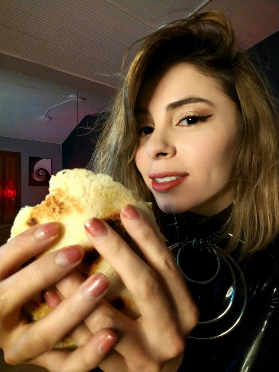 Maite_fetish's tweet photo. Now I'm craving an arepa... 😋🫓 Do you know what that is? 😉
#latex #footfetısh #maytelatex https://t.co/ytCxFfYQeY