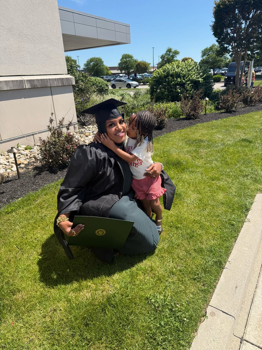 capriiii_'s tweet photo. ✌🏾 Degree’s Hotter 🔥
#MasteredIt 🎓 https://t.co/yjw4lanNCf
