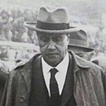 jimithekewl's tweet photo. Ekte Galatasaraylı olmadığı halde Galatasaray tarihinde çok önemli bir rol oynayan bir adamı görüyorsunuz.

Sene 1954, İzmirli genç Metin, Genç Milli Takım’a çağrılır. Almanya’daki Gençler turnuvasında attığı gollerle milli takımı sırtlar ve takım dördüncü olarak yurda döner.

Turnuvayı izleyen gazeteci Orhan Vedat Sevinçli (gazeteci Göktuğ Sevinçli’nin babası) Almanya dönüşü, uçakta Metin’in yanına oturur ve şöyle der: “Birkaç saat sonra İstanbul’da olacağız. Gel seni Beşiktaş’a götüreyim Metin!"

“Beşiktaş’a mı?” diye sorar Metin, “Allahım, beynimin içi yumak yumak. Çöz çözebilirsen…”

Metin için olası Beşiktaş transferi ailevî ve ekonomik hedefi açısından önemlidir. Bunu şöyle ifade eder:

“İstanbul’a ininceye kadar uçakta ne hayaller kurdum bilemezsiniz. O günlerde tek idealim bir pamuk iplik makinesiydi. Altı bin liralık bir makineydi o… Ailemin geçimini sağlamak için o makineyi almak istiyordum transfer ücretimle. O makineyi alıp, bir atölyede çalıştıracaktım. O sayede de evimize ayda en az bin lira para girmiş olacak, ihtiyar babamın çalışmasına gerek kalmayacaktı…”

Uçaktaki bu masum hayallerle Yeşilköy Havaalanı’na indiklerinde, gazeteci Orhan Vedat Sevinçli ve antrenör Cihat Arman eşliğinde doğruca Beşiktaş Kulübü’ne götürüldüğünü aktaran Metin, orada elinde tespihiyle oturan, kendi ifadesiyle “çikolata renkli bir adam”a yani daha sonradan adının Sadri Usuoğlu olduğunu öğrendiği, Beşiktaş yöneticisine yaklaşır.

Cihat Arman, Metin’i ona takdim eder. Usuoğlu, Metin’i “saçından tırnaklarına kadar” süzer ve Cihat Arman’a dönerek “Ne istiyor bu?” diye kükrer.

Metin, ne isteyeceğini yolda Cihat Arman’a söylemiş ve ona da pamuk iplik makinesinden bahsetmiştir. Metin, kendi ifadesiyle, Beşiktaş’tan “Beş yıl karşılığında altı bin lira” ister. Usuoğlu rakamı duyunca küplere biner ve şöyle der:

“Ben o parayı Recep’e vermedim be!.. Sen kim oluyorsun?.. Bir Recep Adanır mısın yani?” 

Henüz 18 yaşında olan Metin, bu kükreyiş karşısında susar, teşekkür eder ve odadan çıkar.

Ekteki fotoğraf genç Metin'e altı bin lirayı çok gören Sadri Usuoğlu’ya ait, namı değer, “Arap Sadri’’ye. 1924-30 arasında Beşiktaş’ın kalecisi, daha sonra da yöneticisi olan Usuoğlu, genç Metin’in, yani Metin Oktay’ın Beşiktaş forması giymesini ve belki de bir Beşiktaş efsanesi olmasını engellemiş ve onun bir sene sonra Galatasaray’a transfer olmasının önünü açmıştır.

Sana Teşekkür ederiz, Arap Sadri!

Not: Metin Beşiktaş’tan sonra, ertesi gün Galatasaray’a da gider, fakat Galatasaray da onun talebini karşılayamayacağını bildirince, İzmirspor’a transfer olur.

Yukarıda tırnak içinde aktardığım Metin Oktay’ın sözlerini, kendisinin yazdığı “Top ve Ben’’ başlıklı kitaptan oluşturulan yazı dizisinin üçüncü bölümünden (Milliyet, 16 Eylül 1991, 8) aldım.