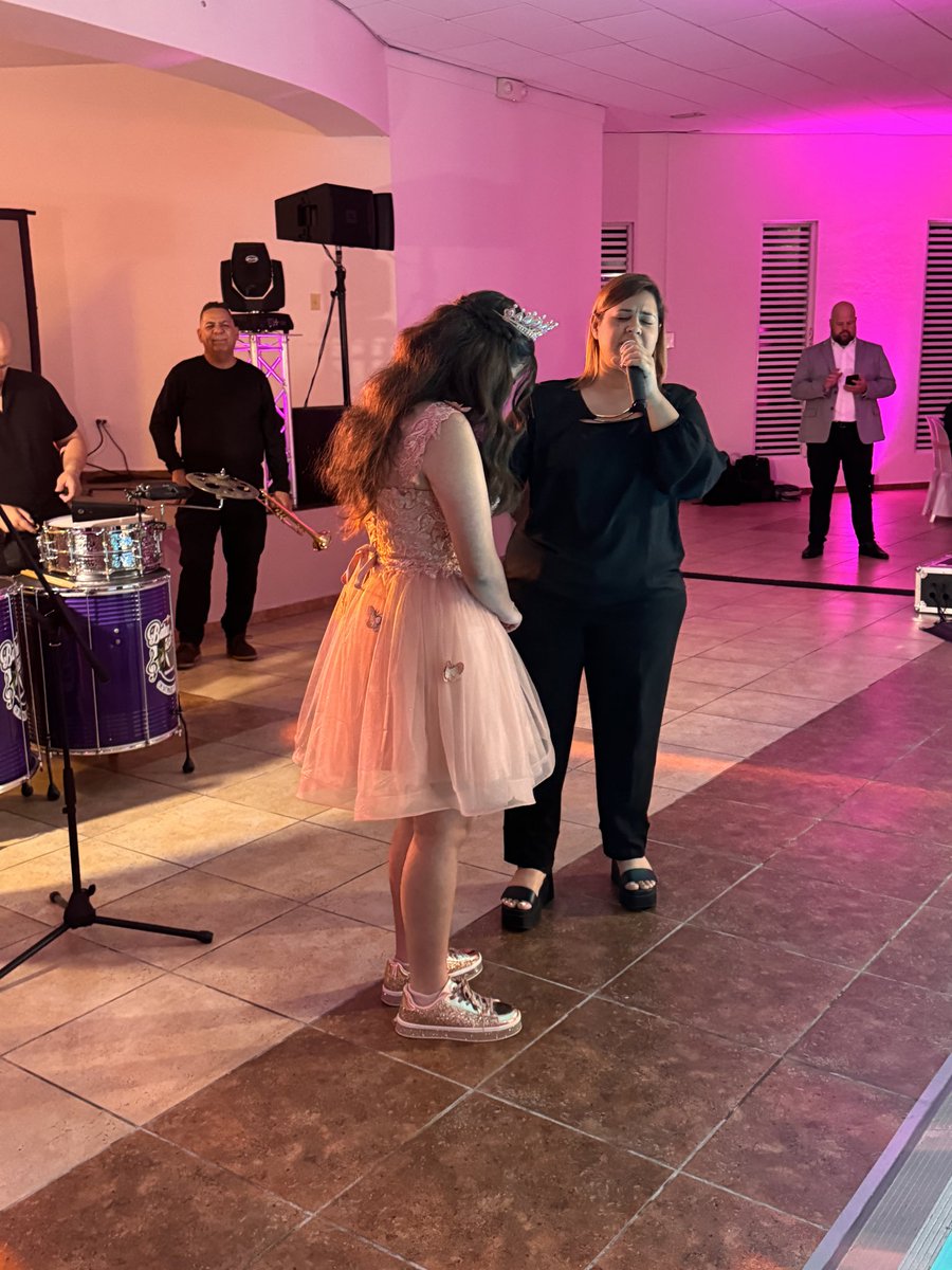 Batungozo1's tweet photo. Declarando palabras de bendición sobre Daira Camila celebrando sus hermosos quince años!! https://t.co/23SVJghPKB