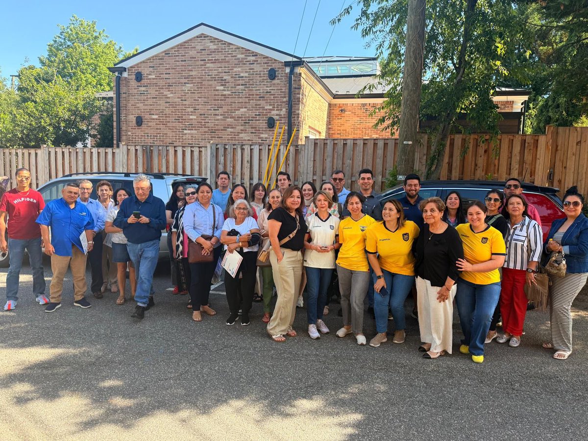 CecuWashington's tweet photo. 🇪🇨 El Consulado del Ecuador en Washington D.C. realizó con gran éxito una nueva jornada de Consulado Móvil en Leesburg, Virginia, acercando los servicios consulares a nuestra comunidad ecuatoriana. https://t.co/GlbJMrKMAo