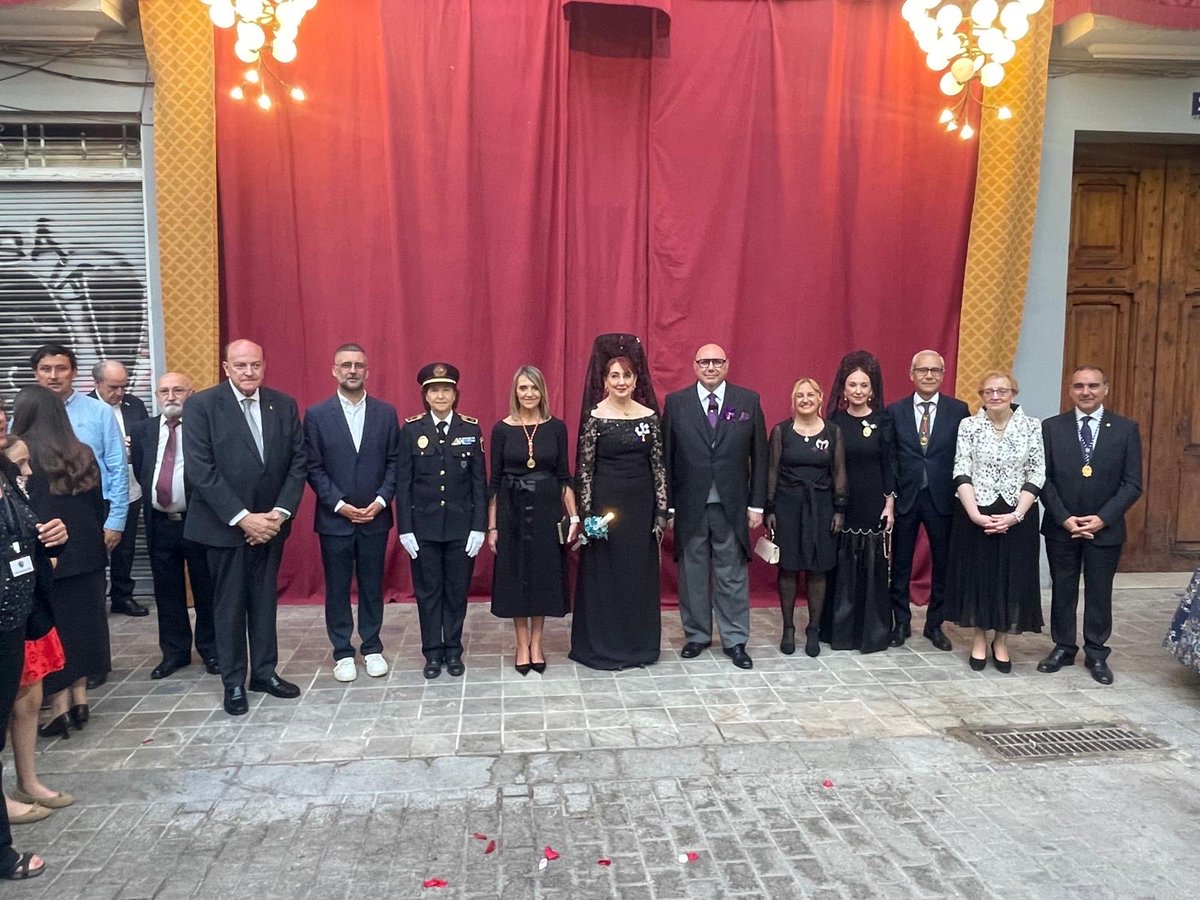 MncGCS's tweet photo. Como manda la tradición, el Cristo de Sant Bult no puede permanecer +24h en un mismo templo, por lo que esta tarde ha salido en procesión para ser alzado en la Plaza de Sant Bult, donde quedará instalado hasta mañana.

La tradición sigue muy viva en La Xerea.

@sant_bult https://t.co/6jiFi56HYF