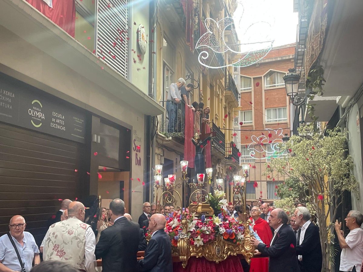 MncGCS's tweet photo. Como manda la tradición, el Cristo de Sant Bult no puede permanecer +24h en un mismo templo, por lo que esta tarde ha salido en procesión para ser alzado en la Plaza de Sant Bult, donde quedará instalado hasta mañana.

La tradición sigue muy viva en La Xerea.

@sant_bult https://t.co/6jiFi56HYF