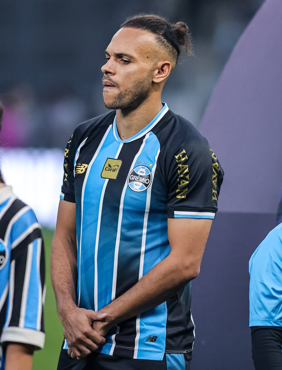 GremioInfo_'s tweet photo. Cinco jogadores que estão fora dos planos e que podem ser negociados ou terem os seus contratos rescindidos na próxima janela de transferências:

– André Henrique (CA);
– Braithwaite (CA);
– João Pedro (LD); 
– Monsalve (MEI); 
– Willian (MEI); 

Caso saia, Monsalve provavelmente deixará o clube por empréstimo.

🗞 @Kaliel_Dorneles 
📸 Vinícius Saraiva