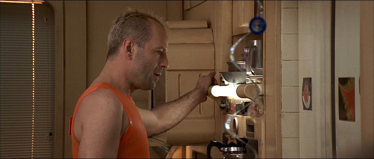 kr1shty's tweet photo. Bruce Willis looking at a Mandelbrot fractal in The Fifth Element https://t.co/DBze8vkLlz
