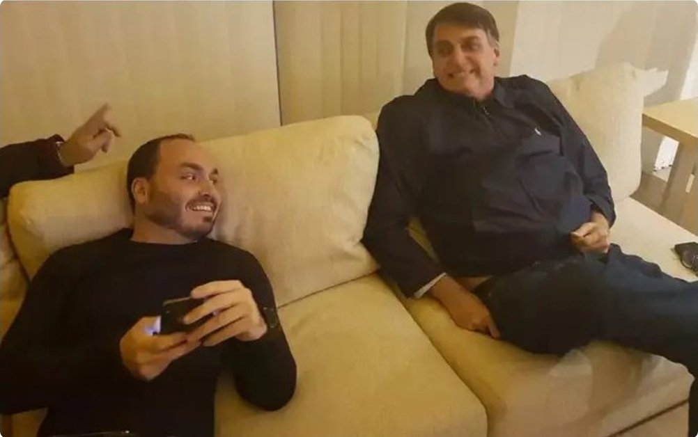 OutGarden3's tweet photo. @CarlosBolsonaro Telefone celular na visita ao presidiário pode? Alô @STF_oficial ! https://t.co/P7K5Vi0s3u