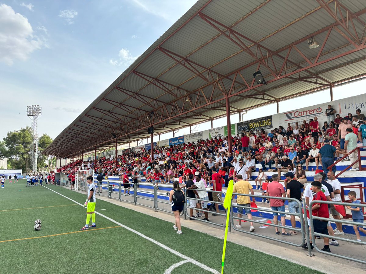 carlosabengozar's tweet photo. Orgullo de las casi 3.000 personas que han animado hoy al @SportingAlcazar en su último partido de un curso histórico. Lástima el 0-0 pero queda la vuelta y este equipo ha demostrado ser, como mínimo, igual de candidato que el resto a subir. #AlirónAlirón https://t.co/e54UUSIIUq