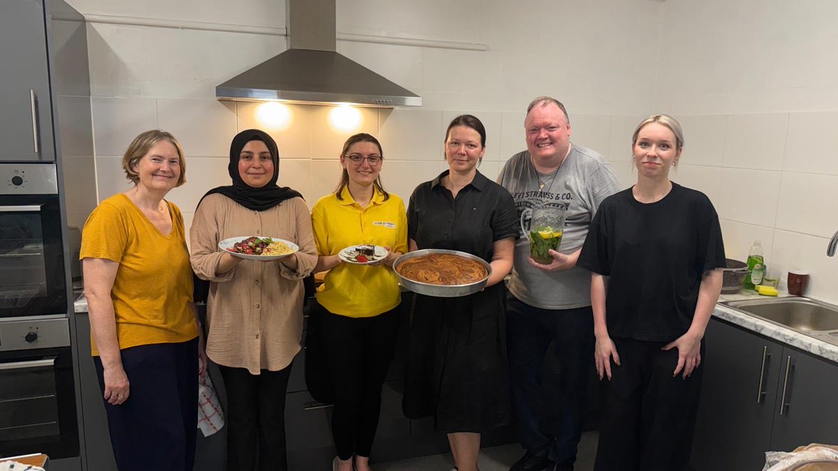 thechocolaterun's tweet photo. Tonight’s Drop-In was hosted by our friends at Integrated Support Services (ISS) serving guests with Chargrilled Chicken,  marinated in Salça with Turkish Bulgur with Orzo &amp; Turkish Shepherds Salad followed by homemade Marble Cake, Chocolate Sauce &amp; Fresh Strawberries!!! Wow!!😋 https://t.co/xEXfURh3m7