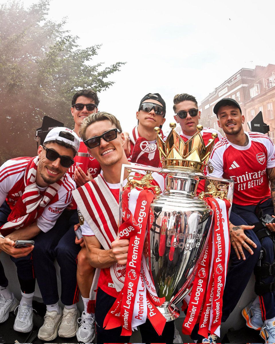 KOmukungu's tweet photo. Show me your captain with a premier league trophy 🫵🏿 https://t.co/D7MdegGMP1