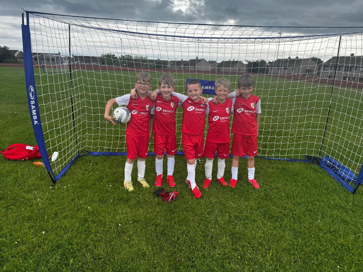 west_endfc's tweet photo. The West End 2018s were in Peterhead for today’s 5v5 festival ⚽️ Lots of fun and smiles all round 🔴⚪️🔴

#westendfc #2018s #smilesallround #fundootball #5aside https://t.co/TeCD81XbOG