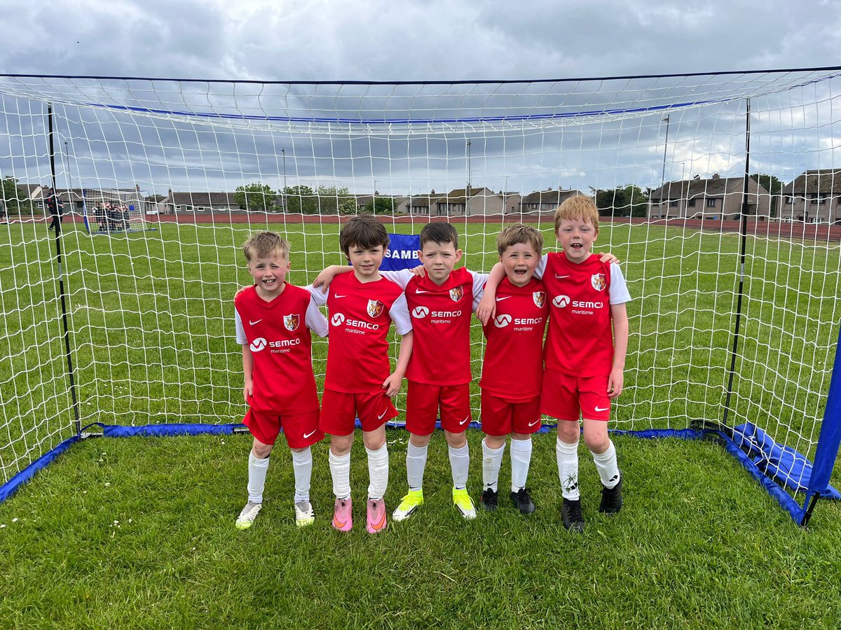 west_endfc's tweet photo. The West End 2018s were in Peterhead for today’s 5v5 festival ⚽️ Lots of fun and smiles all round 🔴⚪️🔴

#westendfc #2018s #smilesallround #fundootball #5aside https://t.co/TeCD81XbOG