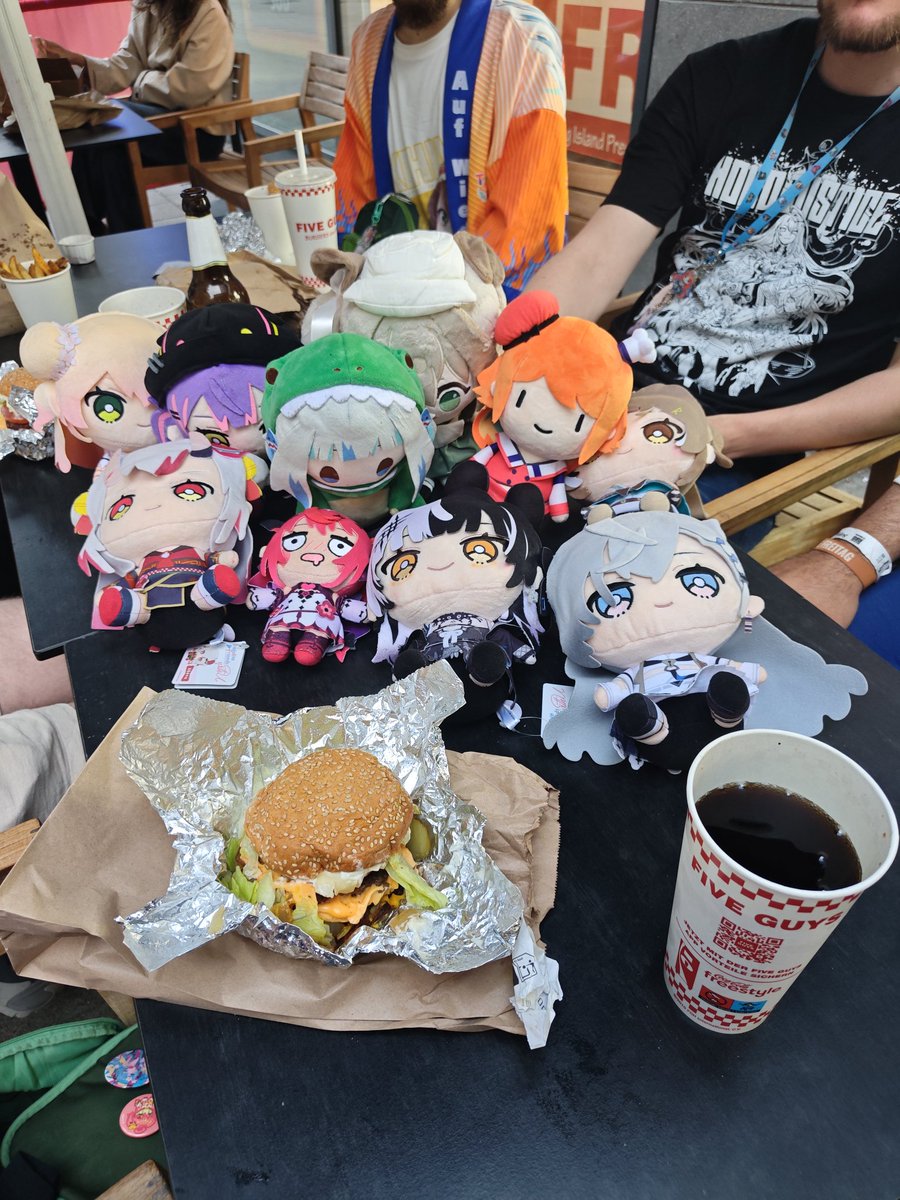 theo9100_'s tweet photo. Enjoying the evening with the squad after Dokomi. Kind of sad that Dokomi is already over but I'm sure there will be more event options for Hololive fans in Europe soon!! 
And btw I think I never paid that much and waited that long for a burger in my whole life lmao. https://t.co/3Y0RKZHhtN