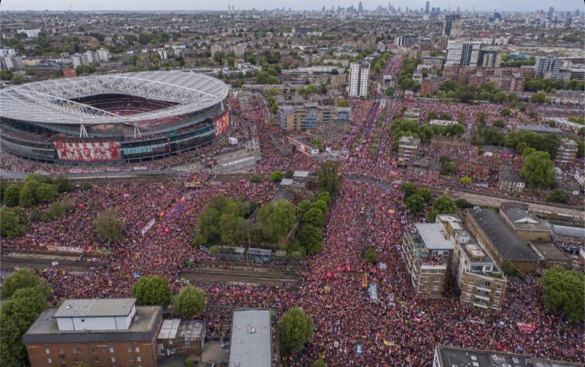 dbou3's tweet photo. London is RED ♥️🤍 https://t.co/wmPBLx83eQ