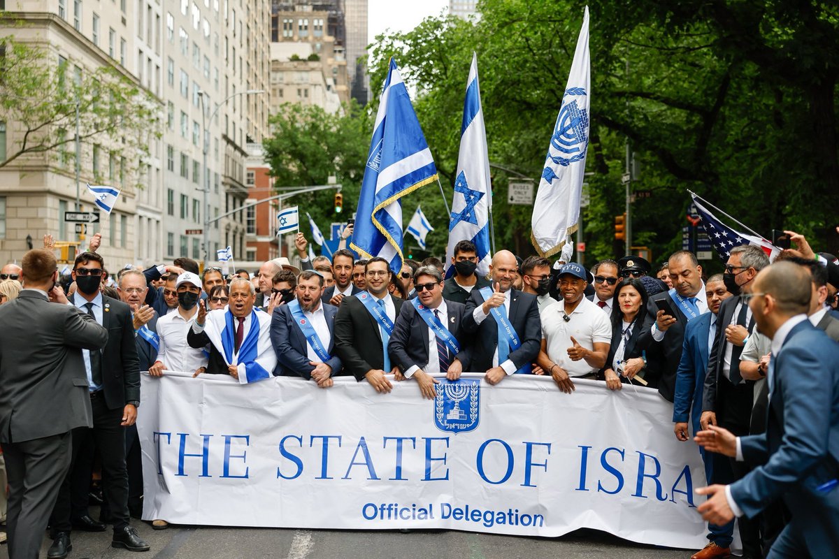 tobierna's tweet photo. Przewodniczący Knesetu Amir Ohana stanął na czele oficjalnej 🇮🇱 delegacji na Paradę w Nowym Jorku. 
Po jego prawej stronie były burmistrz NYC i przyjaciel 🇮🇱 Eric Adams. 
🇮🇱🤝🇺🇸
#IsraelDayParade https://t.co/LqhwAfNI1S