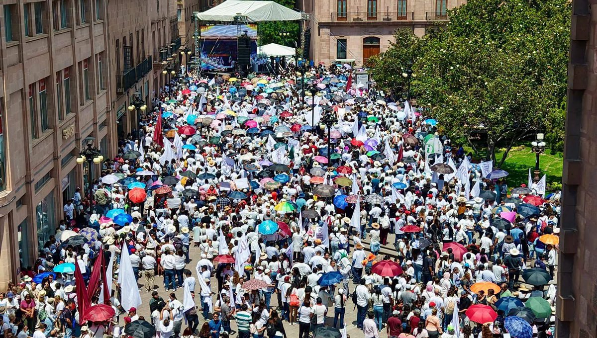 RGC_Mx's tweet photo. Nuestra Plaza de Armas lució vibrante con la presencia de más de 12 mil asistentes que se reunieron para escuchar el Segundo Informe de Actividades de la Presidenta de México @Claudiashein .

A dos años de su triunfo, reconocemos con orgullo su liderazgo, cercanía y compromiso con San Luis Potosí, un estado fuerte, moderno y con rumbo, que sigue avanzando con resultados. 

#PotosíSinLímites #ElCambioQueSeVive #ClaudiaSheinbaum