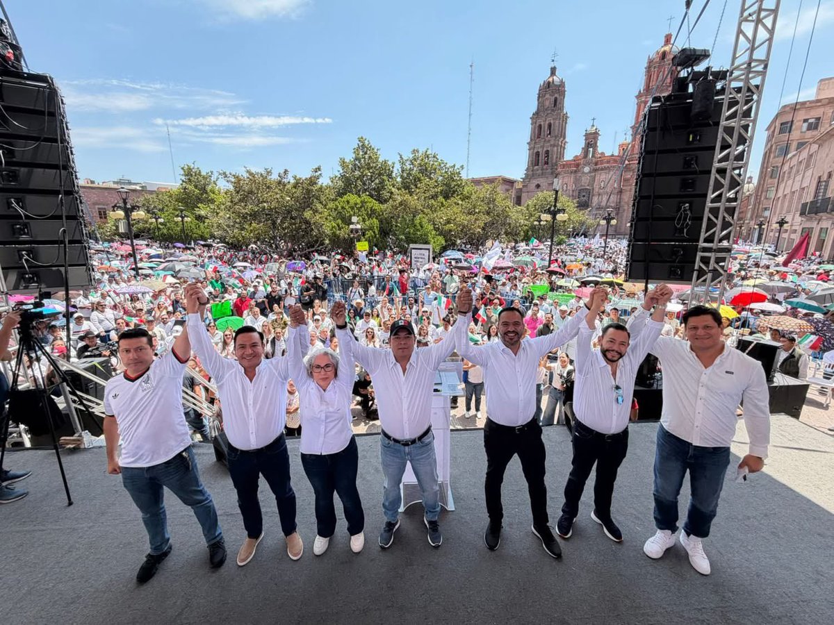 RGC_Mx's tweet photo. Nuestra Plaza de Armas lució vibrante con la presencia de más de 12 mil asistentes que se reunieron para escuchar el Segundo Informe de Actividades de la Presidenta de México @Claudiashein .

A dos años de su triunfo, reconocemos con orgullo su liderazgo, cercanía y compromiso con San Luis Potosí, un estado fuerte, moderno y con rumbo, que sigue avanzando con resultados. 

#PotosíSinLímites #ElCambioQueSeVive #ClaudiaSheinbaum