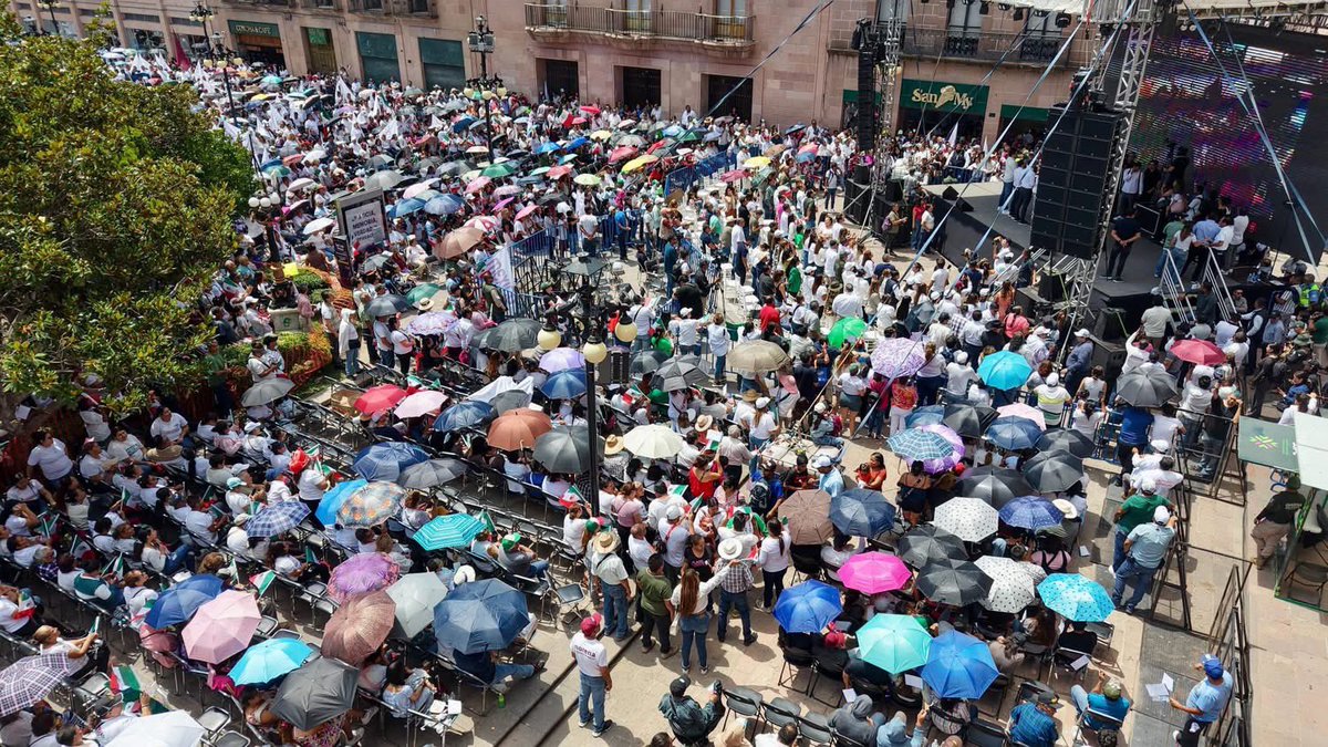 RGC_Mx's tweet photo. Nuestra Plaza de Armas lució vibrante con la presencia de más de 12 mil asistentes que se reunieron para escuchar el Segundo Informe de Actividades de la Presidenta de México @Claudiashein .

A dos años de su triunfo, reconocemos con orgullo su liderazgo, cercanía y compromiso con San Luis Potosí, un estado fuerte, moderno y con rumbo, que sigue avanzando con resultados. 

#PotosíSinLímites #ElCambioQueSeVive #ClaudiaSheinbaum