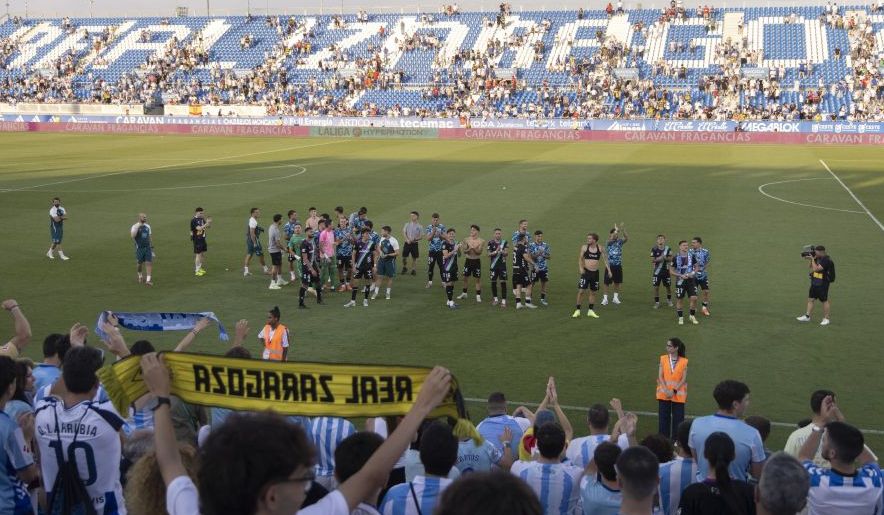 alfonherndez's tweet photo. ✍️ Y ahora a construir con la misma empresa de derribos / El partido contra el Málaga lo liquida el Real Zaragoza descalzo de dignidad mientras la maquinaria de la multipropiedad pinta de color de rosa su excremento sobre el lienzo del futuro (0-2) ➡️⬇️  https://t.co/NDo5HjDMTU https://t.co/1jFne8UEVy