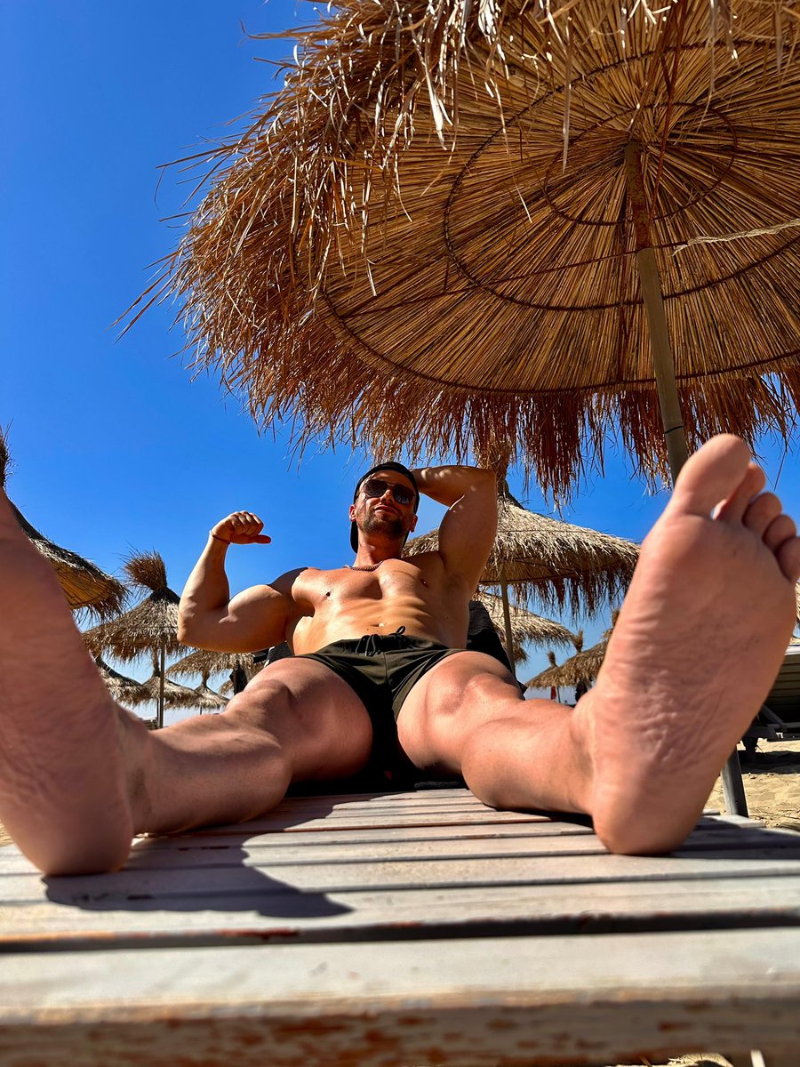 AlphaBullAlex_'s tweet photo. Sun on my skin.
Sand under my feet.
Luxury on my mind.

Who’s taking care of the short holiday? 😈 https://t.co/oEdkwxrmAM