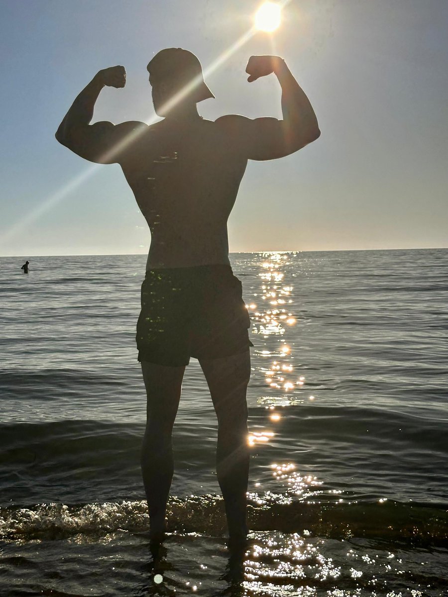 AlphaBullAlex_'s tweet photo. Sun on my skin.
Sand under my feet.
Luxury on my mind.

Who’s taking care of the short holiday? 😈 https://t.co/oEdkwxrmAM