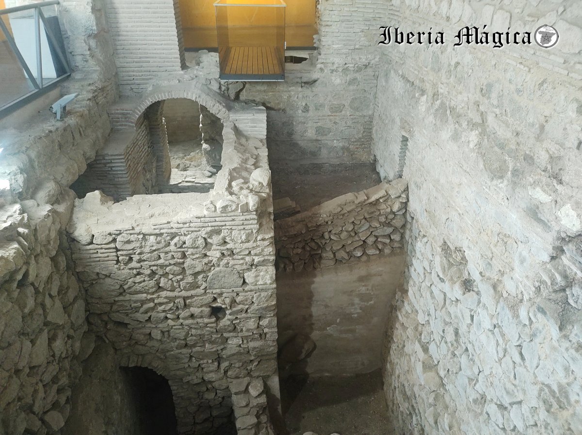 IberiaMagicacom's tweet photo. Visitamos la Cueva de Hércules en #Toledo. 

Si vas en un día que no haya mucho público lo disfrutarás mejor, podrás sentir las corrientes telúricas que se desprenden del fondo de esta cueva. 

La publicación completa aquí, en #Reddit: https://t.co/1OI1VCnTyq

#IberiaMágica ✨ https://t.co/3THriODgv0