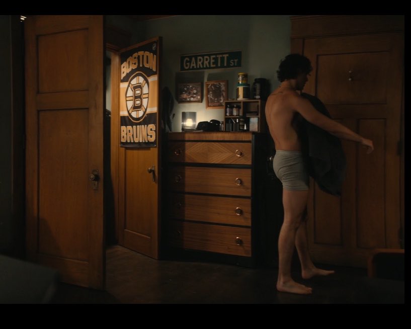 rosejjack's tweet photo. Da saga off campus vem aí: depois ver pela 918282 vez percebi que além de ter só uma jaqueta, o garrett pelo visto só tinha UMA cueca KKKKKKKK isso são 3 cenas diferentes https://t.co/AUL4qFjfLX