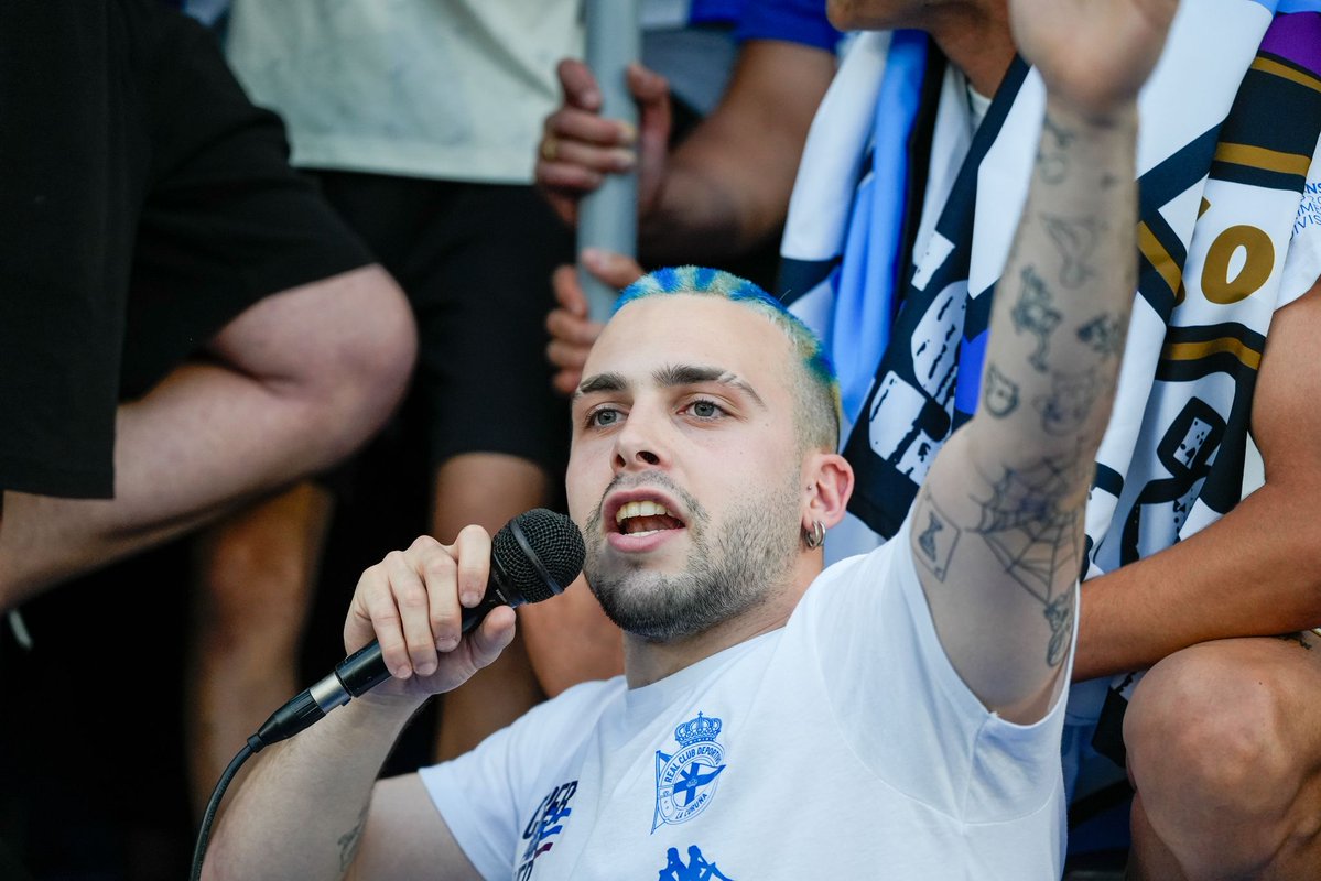 Depor_VAVEL's tweet photo. 📸 #GALERÍA| Los jugadores del @RCDeportivo celebran en Riazor con su afición el ascenso a #LALIGAEASPORTS

📸 @adri_raw/@VAVELesp https://t.co/hQNYZjyGeu