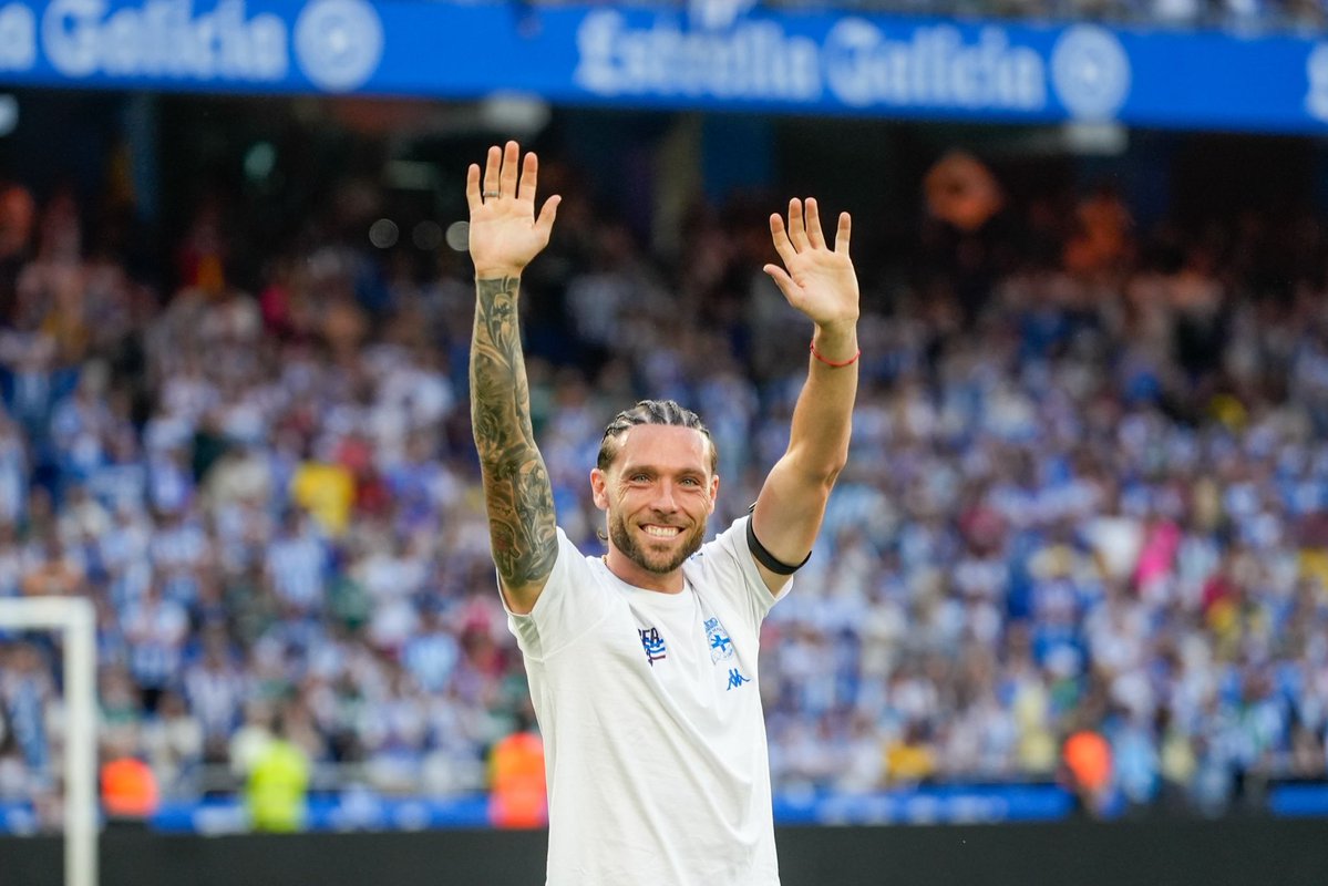 Depor_VAVEL's tweet photo. 📸 #GALERÍA| Los jugadores del @RCDeportivo celebran en Riazor con su afición el ascenso a #LALIGAEASPORTS

📸 @adri_raw/@VAVELesp https://t.co/hQNYZjyGeu