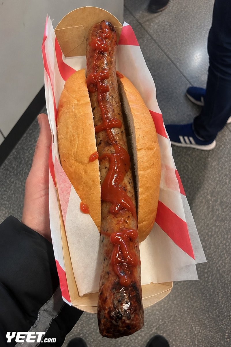 SportScran's tweet photo. Hot dog at Wembley Stadium 

 💷 £12.00 ⚽️ https://t.co/tc9gX0sl4U