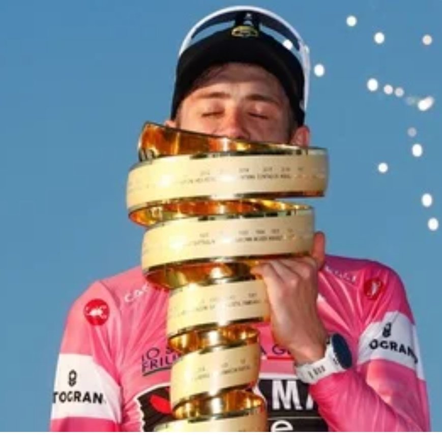AlbertoCaffarel's tweet photo. 🚲 Así queda el GIRO DE ITALIA 2026 🩷

🥇J. Vingegaard 🇩🇰 (Visma)
🥈F. Gall 🇦🇹 a 5:22 (Decathlon)
🥉J. Hindley 🇭🇲 a 6:25 (Red Bull)
-------------------------------
🇪🇦 14. D. De la Cruz (Q 36.5) a 23:14

⬆️ Gall, Narváez, Magnier, Eulalio
⬇️ Pellizari, Mas, O'Connor
👉🏻 Un dominador claro y poca emoción 
👉🏻 Salvo Arrieta, el ciclismo español sigue en la UCI
@listocompra @RuedaPedal 
@totijordi79 @MapeSport 
@CiclismoExplos @AGentilAO
@Cycling_Kingdom @ngel03887288 
#Giro2026 #GirodeItalia #Giro