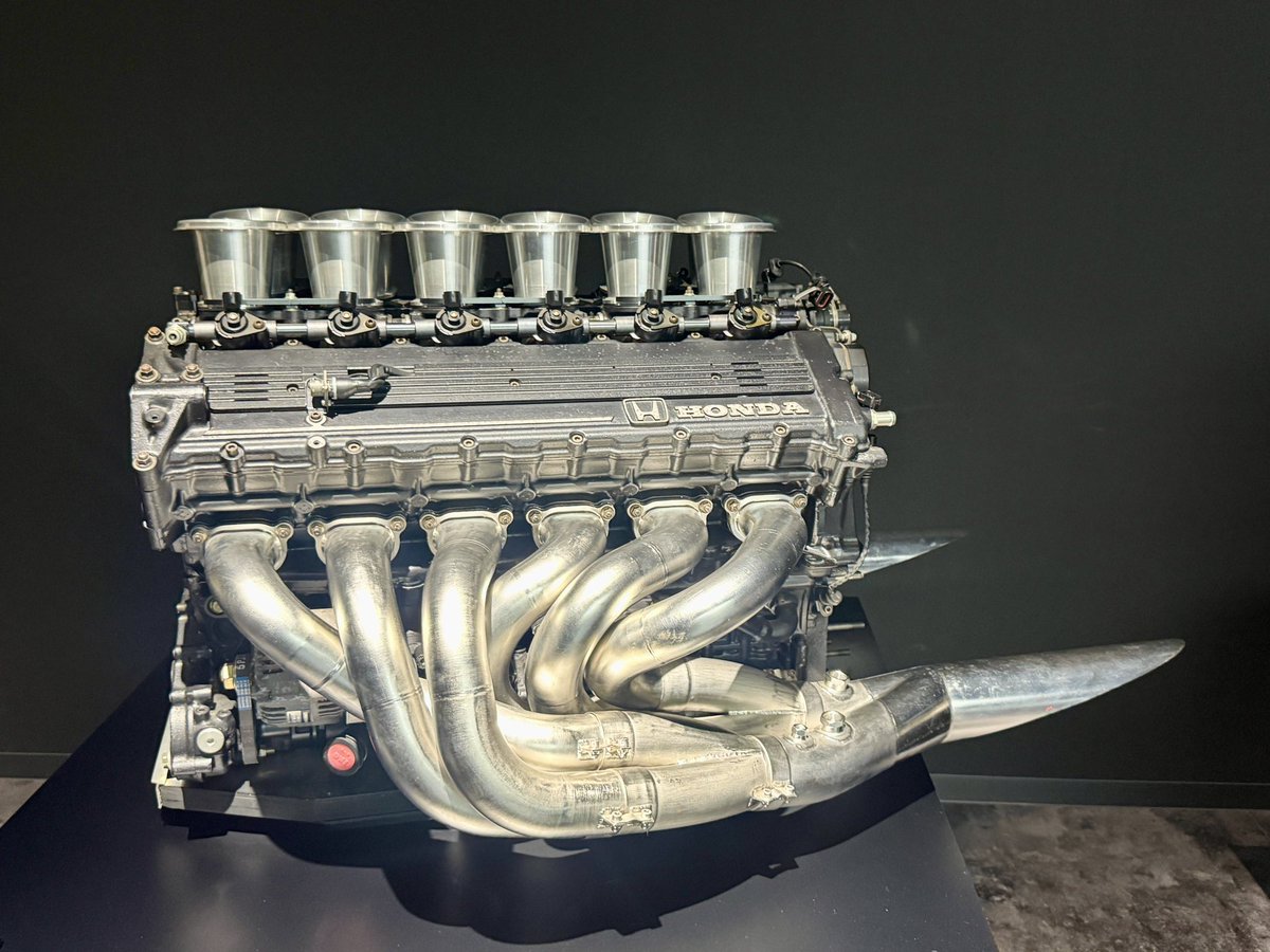 bpsrr4851's tweet photo. Honda RA121E
1991年 McLaren Honda MP4/6 搭載エンジン
3.5L V12自然吸気、可変吸気システム採用
* 排気量：3,491cc
* 形式：水冷60度V型12気筒
* 最高出力：735PS以上 / 13,500rpm以上⁡
#maclaren  #F1 #V12 #poweredbyhonda https://t.co/kSwuta1xAH