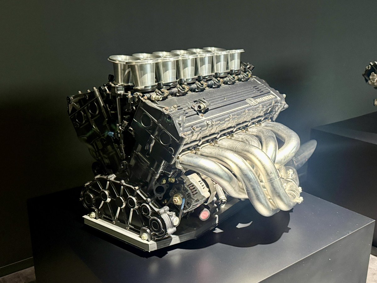 bpsrr4851's tweet photo. Honda RA121E
1991年 McLaren Honda MP4/6 搭載エンジン
3.5L V12自然吸気、可変吸気システム採用
* 排気量：3,491cc
* 形式：水冷60度V型12気筒
* 最高出力：735PS以上 / 13,500rpm以上⁡
#maclaren  #F1 #V12 #poweredbyhonda https://t.co/kSwuta1xAH