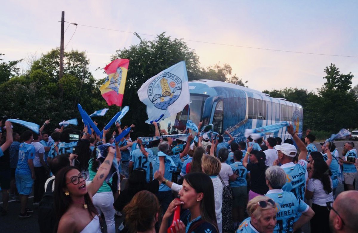 CDCORIA's tweet photo. ¡Y se desató la LOKUUUUUUUURA! 🤩

¡Qué bonito, pero que bonito es ser del Coria! 🩵

Impresionante. 

📲 #SomosdePrimera https://t.co/YiNDbSSqrw