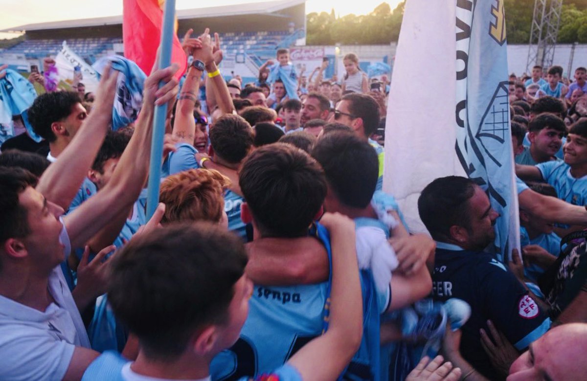 CDCORIA's tweet photo. ¡Y se desató la LOKUUUUUUUURA! 🤩

¡Qué bonito, pero que bonito es ser del Coria! 🩵

Impresionante. 

📲 #SomosdePrimera https://t.co/YiNDbSSqrw