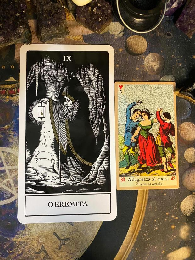 tarot_babayaga's tweet photo. ࿐ semana para TOURO ♉︎

— A verdadeira felicidade dos taurinos nessa primeira semana de junho está no próprio coração. No trabalho  vocês seguem com uma rotina intacta, fazendo o que é necessário, com a recomendação de chegar em silêncio e também ir embora em silêncio. Você não precisa provar a sua competência para ninguém senão para você mesma(o), então comece tirando da sua cabeça a preocupação com o que seus chefes e colegas de trabalho pensam de você, aliás, seu ambiente de trabalho fica muito mais saudável se você deixar de se comparar com os outros, afinal, quantas competições realmente existem e quantas são coisa da sua cabeça? Busque na sua carreira o que te satisfaz, não o que satisfaz os outros. Financeiramente tudo segue sob controle, sem grandes perdas e sem grandes ganhos, apenas o suficiente para viver bem. No amor a energia é mais parada, com foco nas suas amizades, afinal, pra que você vai querer namorar ou se casar se você não se valoriza e nem valoriza suas amizades? Saia com uma amiga ou com um grupo de amigos e aprenda a sentir o amor fraternal sem segundas intenções antes de sentir o amor romântico.

COMENTE: A real felicidade reside em mim.