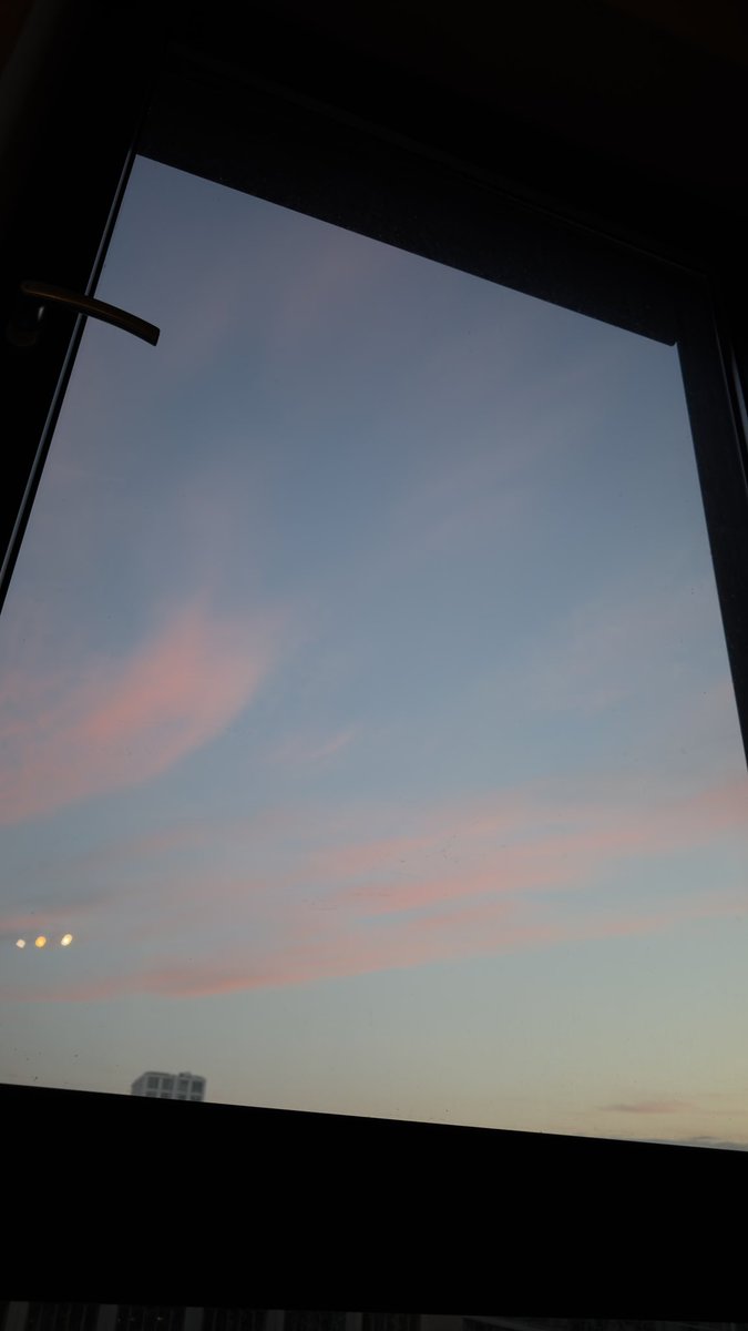 sweetsandswift's tweet photo. I think the sky is asking me if I know the lyrics to this bridge https://t.co/avvr482tMV