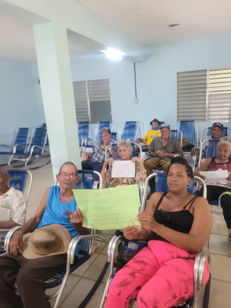 SaludDPinar's tweet photo. En el Día Mundial contra el Tabaquismo, ProSalud Los Palacios y el INDER visitaron el hogar de abuelos del municipio con una charla sobre los riesgos del cigarro: cáncer de pulmón y enfermedades respiratorias.
La prevención salva vidas.
#CubaPorLaSalud #NoAlTabaco https://t.co/H2lfMpn8Zm