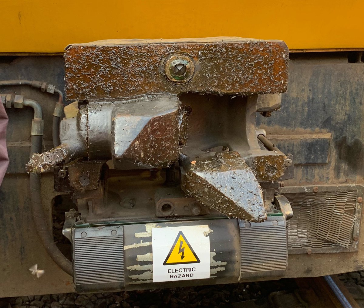 SP_1900's tweet photo. I took too many photographs of railway couplers. I think the Scharfenberg Typ 10 is probably my favourite one. https://t.co/tQqsi6Vwza