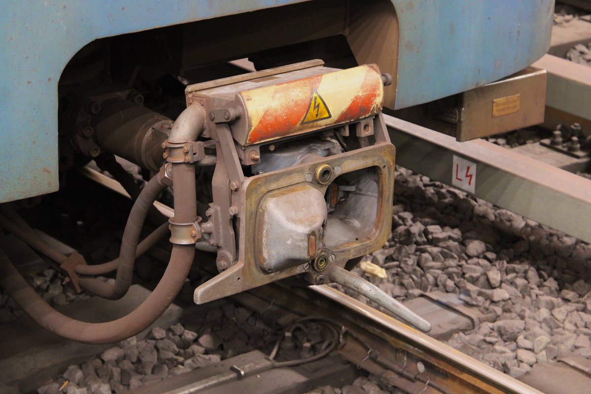 SP_1900's tweet photo. I took too many photographs of railway couplers. I think the Scharfenberg Typ 10 is probably my favourite one. https://t.co/tQqsi6Vwza