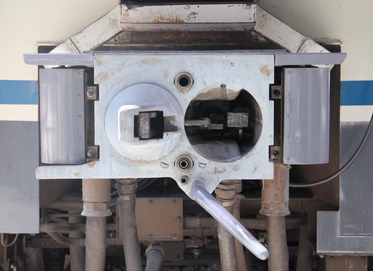 SP_1900's tweet photo. I took too many photographs of railway couplers. I think the Scharfenberg Typ 10 is probably my favourite one. https://t.co/tQqsi6Vwza