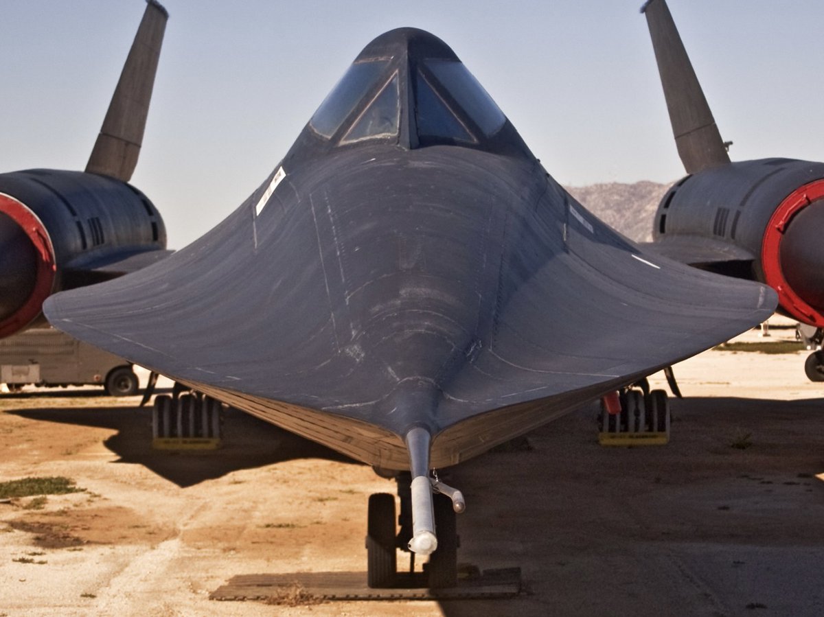 Mach3Plus's tweet photo. @thenewarea51 Bump my head a few times on the NASA bird we had at Edwards. Usually they had red protective covers so the CCs did smack their heads. The SR-71 Chines were pretty sharp, but they were higher off the ground. Cutting edge technology at it’s finest. https://t.co/mod32xERQs